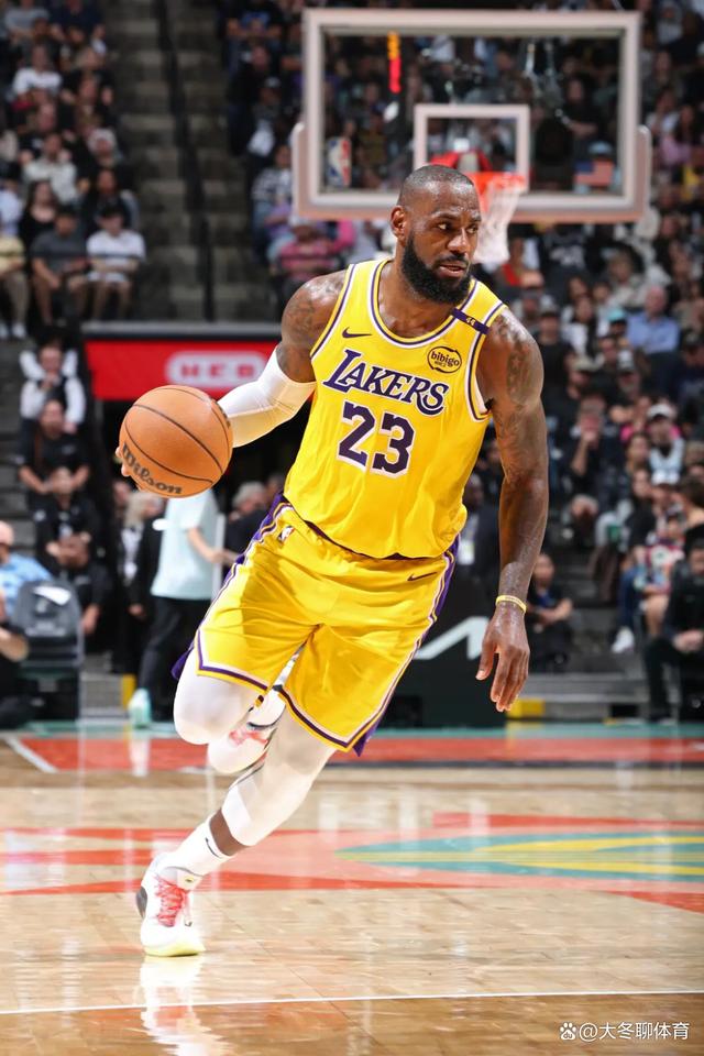 爱游戏在线-勇士横扫湖人，詹姆斯状态火热