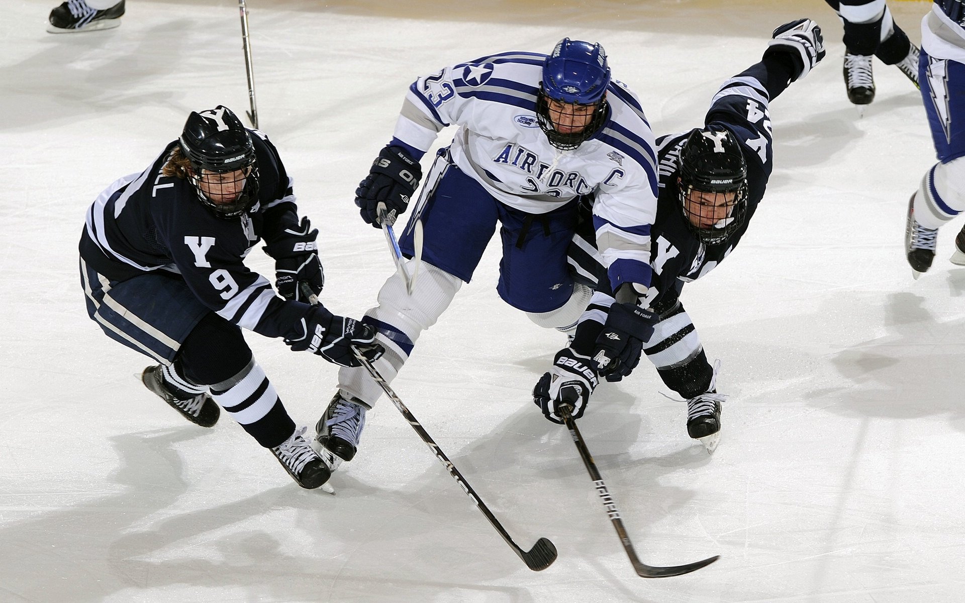 爱游戏在线-霍勒迪爆发撕裂防线，雷霆硬仗击退上海显冠军底色